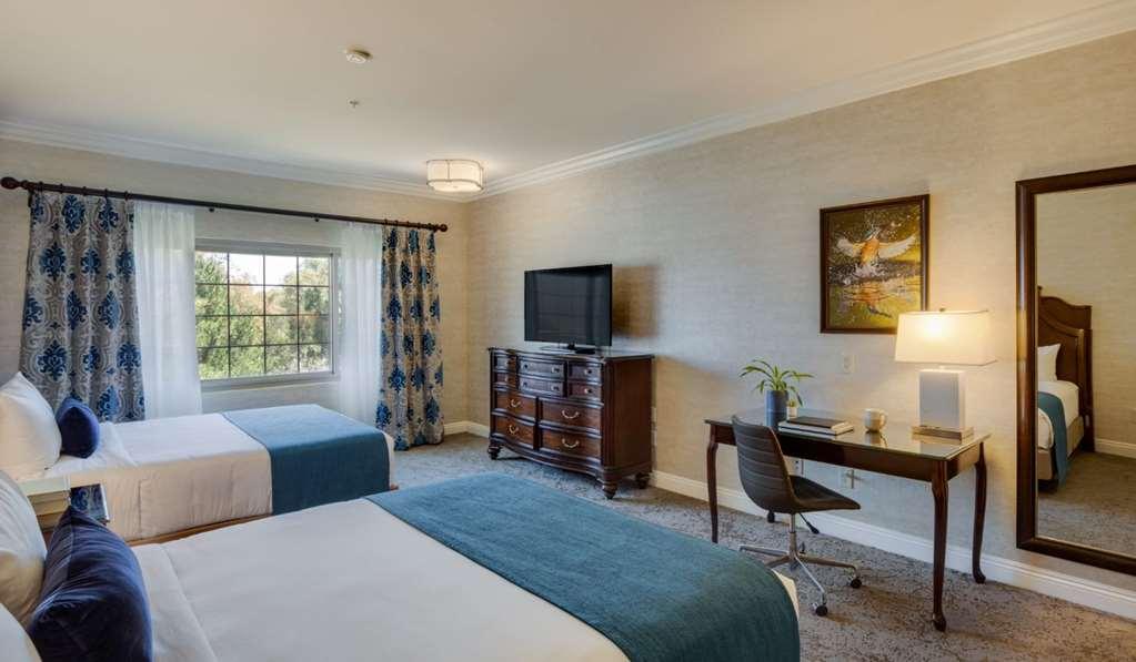 Ayres Suites Diamond Bar Room photo